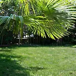 Nyaraló House With Garden 