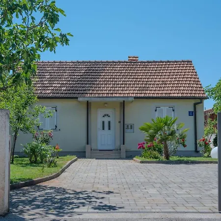 Prázdninový dům House With Garden 