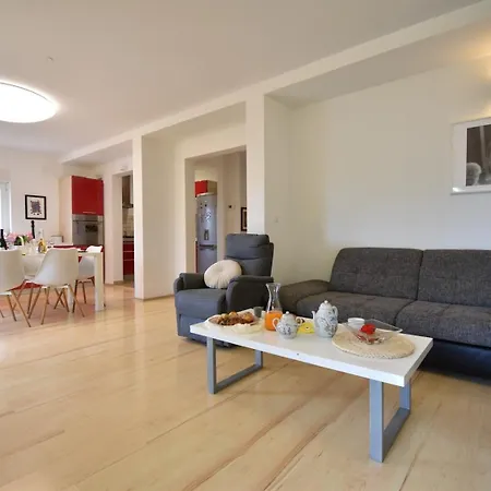 بيت للعطل House With Garden 