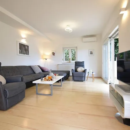 بيت للعطل House With Garden 