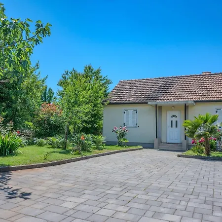Semesterbostad House With Garden 