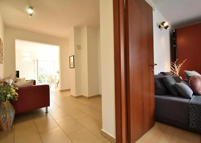 Semesterbostad House With Garden 