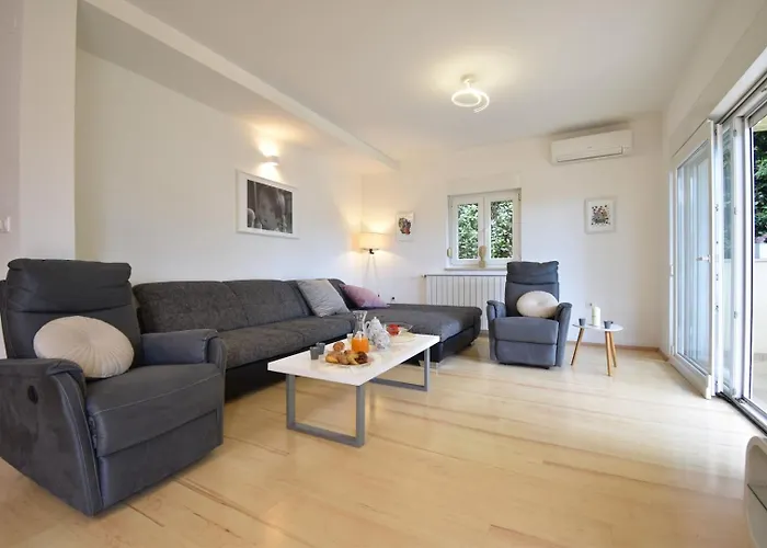 Semesterbostad House With Garden 