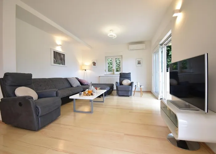 Будинок відпочинку House With Garden 