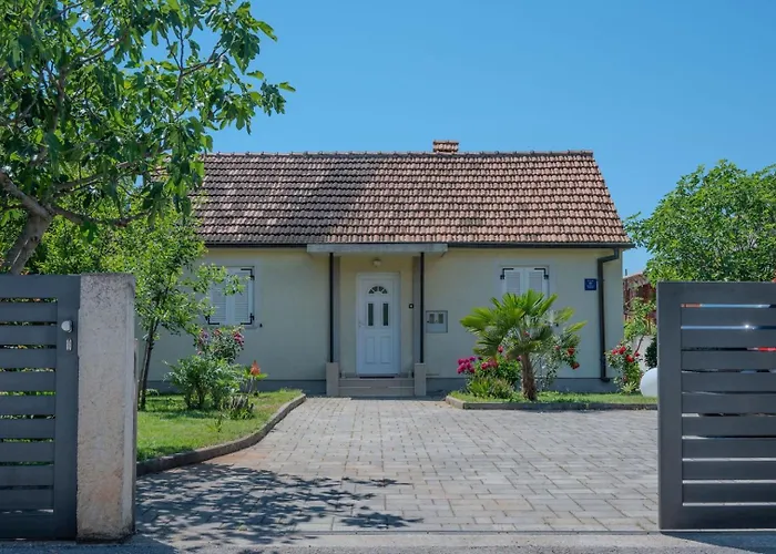 Semesterbostad House With Garden 