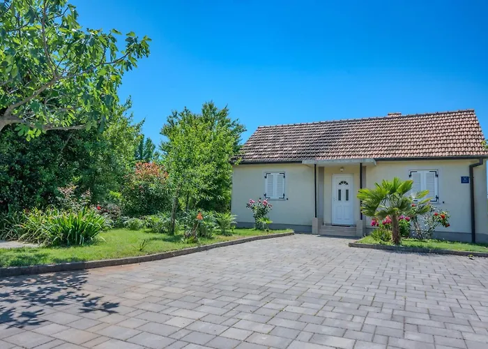 Semesterbostad House With Garden 