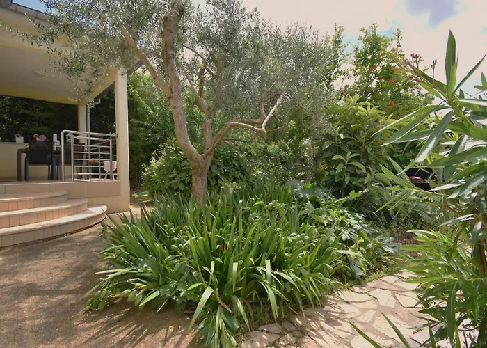 Semesterbostad House With Garden 