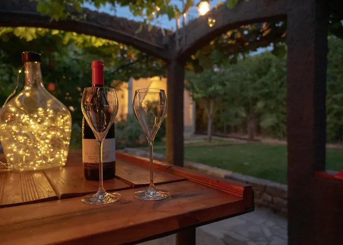 Будинок відпочинку House With Garden 